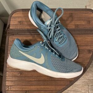 Women’s Nike Revolution 4